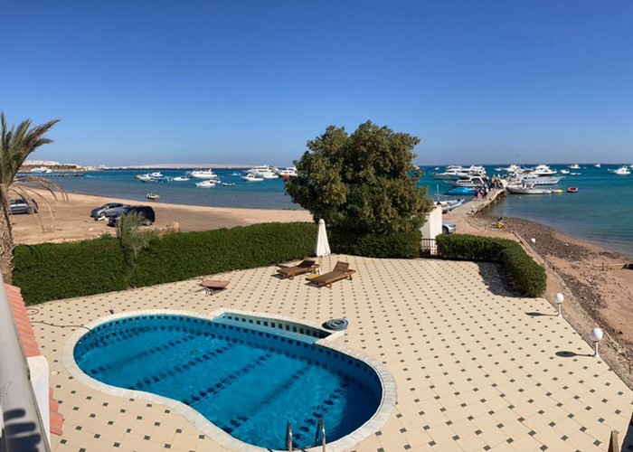 Standalone villa with pool & direct sea - 4